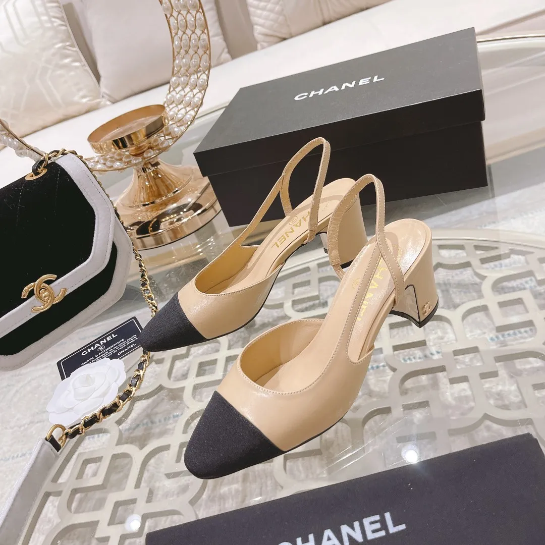 👟👟Ex-factory price 440👟👟 Chanel - Spring and summer classic color-blocked low-heeled side hollow sandals ⚠ Fashionable catwalk style❤ Mixed splicing colors, hollow toe style on the inside, 2.5cm thick heel and small logo embellishment, a fashionable interpretation! How to match the series to look good! Original customized wood-colored leather outsole, imported sheepskin surface, goatskin lining for feet... 35-40 regular sizes (41.42, 43 custom-made, non-returnable) 🎁Latest full set of packaging at the counter